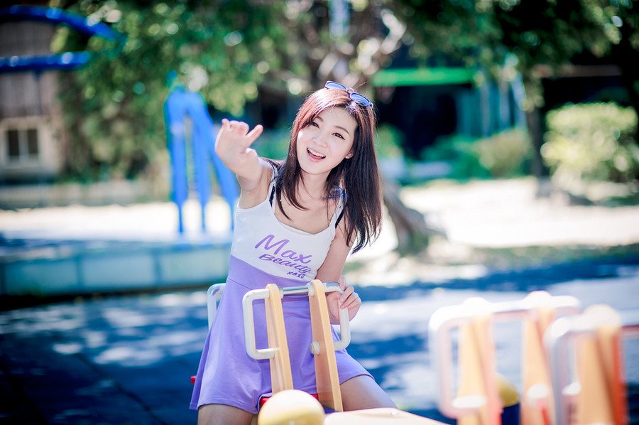 “夫人，有事？”刘璝回头，看着这个曾经名满蜀中的美人，如今却已经成了自己的妻子，成了自己孩子的娘亲，当初不知道羡煞多少蜀中俊杰，每每想到这里，刘璝就一阵自豪。